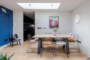a dining room with a table and chairs at The Instagood Apartment - Covent Garden - by Frankie Says in London