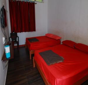 Postel nebo postele na pokoji v ubytování Aryas Residency