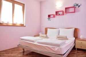 Postel nebo postele na pokoji v ubytování Vabriga Family Apartment with Pool + 12 fotografií