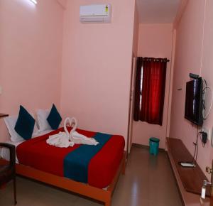 Postel nebo postele na pokoji v ubytování Aryas Residency