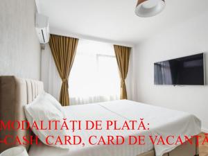 奥拉迪亚Apart Hotel Fresh的一间卧室,里面有一张白色床,窗外是一扇窗户。