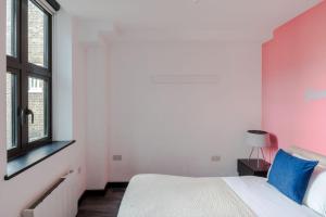 Ένα ή περισσότερα κρεβάτια σε δωμάτιο στο The "Slaycation" Crib - Soho - by Frankie Says