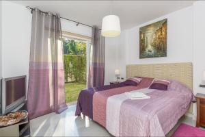 1 dormitorio con cama y ventana grande en Torremolinos Apartment, en Torremolinos