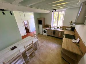 Η κουζίνα ή μικρή κουζίνα στο gîte de la Mouchonniere