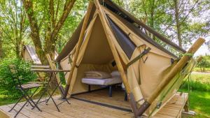 Κήπος έξω από το CAMPING ETANG DES BOIS