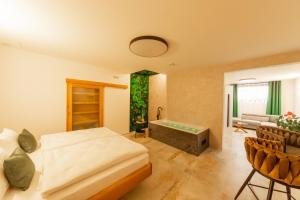 Posteľ alebo postele v izbe v ubytovaní Bohemia Inn Hotel