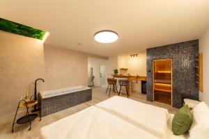 Posteľ alebo postele v izbe v ubytovaní Bohemia Inn Hotel