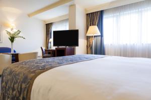 TV a/nebo společenská místnost v ubytování Hotel Le Châtelain