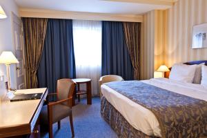 Postel nebo postele na pokoji v ubytování Hotel Le Châtelain
