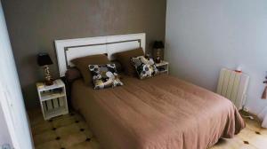 タルモンにあるDes vacances à 6 à Talmont St Hilaireの枕が置かれたベッドのある寝室