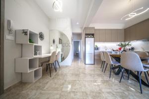 een keuken en eetkamer met een tafel en stoelen bij Akalli Luxury Living in Heraklion