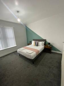 En eller flere senge i et værelse på 3-Bed House Near M1 & Meadowhall with Free Parking