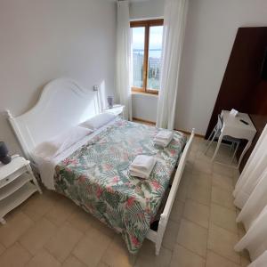 A bed or beds in a room at Hotel Valbella