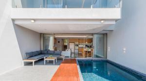 Bazén v ubytování Luxury Pool Villa in Chalong nebo v jeho okolí