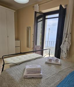 En eller flere senge i et værelse på Petralia Guest House