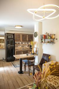 a living room with a table and a kitchen at Myrtilli Cottages Pelion in Áno Lekhónia
