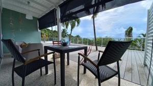 Balkoni atau teres di Logements Vue Mer accès piscine en Guadeloupe