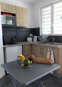 Dapur atau dapur kecil di Logements Vue Mer accès piscine en Guadeloupe