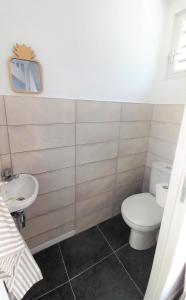 Bilik mandi di Logements Vue Mer accès piscine en Guadeloupe