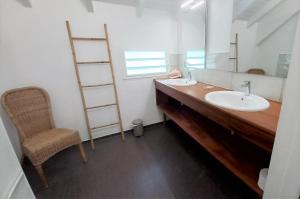 Bilik mandi di Logements Vue Mer accès piscine en Guadeloupe