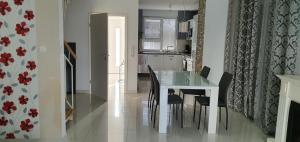 a kitchen and dining room with a table and chairs at Urlaubsfeeling wahrnehmen Perfekte Outdoor nur langzeit Vermietung! in Hamburg