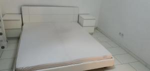 a small white bed in a room with at Urlaubsfeeling wahrnehmen Perfekte Outdoor nur langzeit Vermietung! in Hamburg
