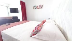 Katil atau katil-katil dalam bilik di Logements Vue Mer accès piscine en Guadeloupe