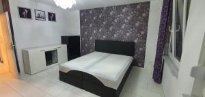 a small bedroom with a bed and a fireplace at Urlaubsfeeling wahrnehmen Perfekte Outdoor nur langzeit Vermietung! in Hamburg +7 photos