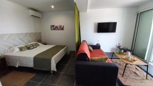 Katil atau katil-katil dalam bilik di Logements Vue Mer accès piscine en Guadeloupe