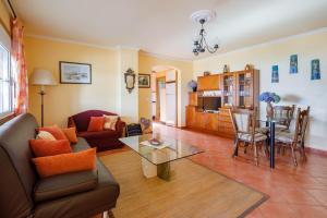 Χώρος καθιστικού στο Apartamento con jardin en un chale