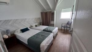 Katil atau katil-katil dalam bilik di Logements Vue Mer accès piscine en Guadeloupe +37 gambar