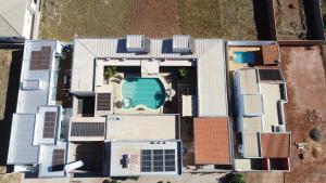 an aerial view of a house with a swimming pool at POUSADA JARDIM BOTANICO in Olímpia