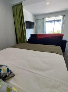 Katil atau katil-katil dalam bilik di Logements Vue Mer accès piscine en Guadeloupe