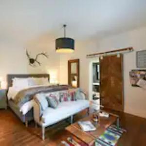 Ένα ή περισσότερα κρεβάτια σε δωμάτιο στο A Whimsical Farmhouse Retreat- Suite 3