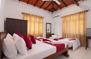 Giường trong phòng chung tại Tranquil Escape Hikkaduwa