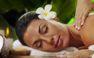 Una donna con un fiore sopra la testa di Jatining Ubud Villa & Spa ad Ubud