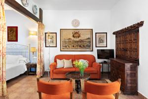 ein Wohnzimmer mit Sofa und Tisch in der Unterkunft Suites Cortijo Fontanilla in Conil de la Frontera