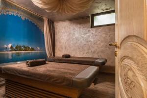 una camera da letto con un letto e un quadro sul muro di Прекрасно място за нощувки в Слънчев бряг a Sunny Beach
