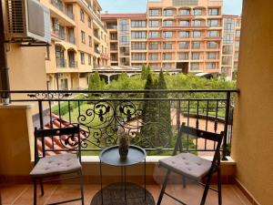 un balcone con due sedie e un tavolo su un balcone di Прекрасно място за нощувки в Слънчев бряг a Sunny Beach