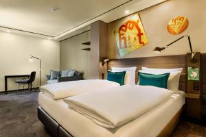 Postel nebo postele na pokoji v ubytování Motel One Warsaw-Chopin