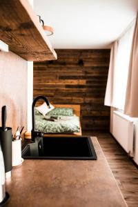 Postel nebo postele na pokoji v ubytování Apartmány ZeMě