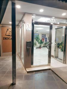 ein Eingang zu einem Gebäude mit einer Drehtür in der Unterkunft Acogedor estudio Algarrobo-Costa in Algarrobo-Costa
