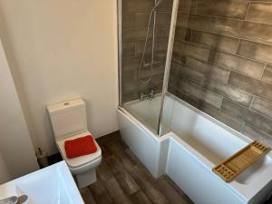 Ένα μπάνιο στο PARK VIEW, 6 bed family home, wifi parking, garden +11 φωτογραφίες