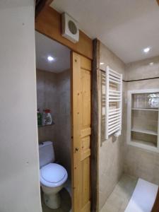 ein kleines Badezimmer mit Toilette und Fenster in der Unterkunft studio a proximite des pistes in Saint-Chaffrey + 4 Fotos