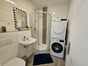 a bathroom with a washing machine and a sink at 2- Zimmerwohnung in Centrum für 4Person in Mülheim an der Ruhr +16 photos