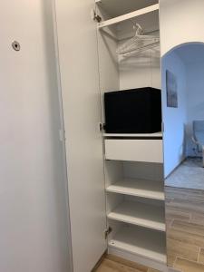 a walk in closet with a tv in it at HMS16 I 1-Zimmer Apartment mit Balkon I Daimler Nähe I S-Bahn & City - Sindelfingen in Sindelfingen