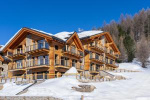 a log cabin in the snow at LIVIN JOY Bivio Travel in Livigno