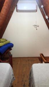 a room with two beds and a pair of scissors at Cabañas Hakuna Matata in San Blás