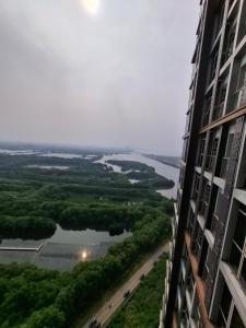 Blick auf einen Fluss von einem Gebäude aus in der Unterkunft Seaview gold coast pik bisnis room in Jakarta