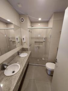 カネラにあるLindo Flat no Serra Class com Piscina e Saunaのバスルーム(洗面台2台、トイレ付)